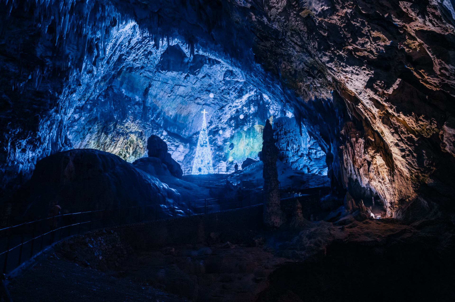 Predjamski grad i žive jaslice u Postojnskoj jami